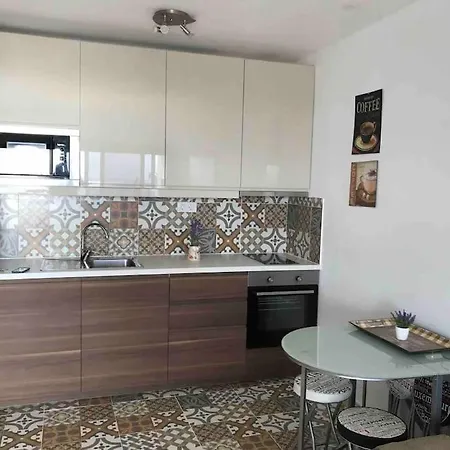 Stunning 2 Bedroom Vacation Vv On Seafront Apartment *