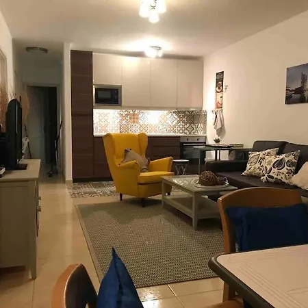 Stunning 2 Bedroom Vacation Vv On Seafront *